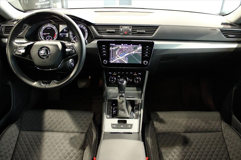 Škoda Superb TDi DSG Combi LED/DPH - fotka 12 z 27