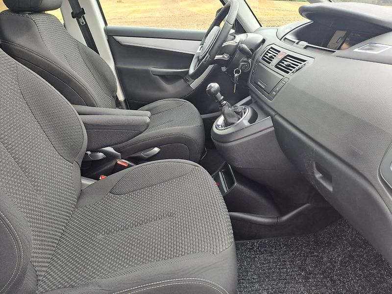 Citroën Grand C4 Picasso (2011) 1.6 HDi 7 MÍST - fotka 14 z 31
