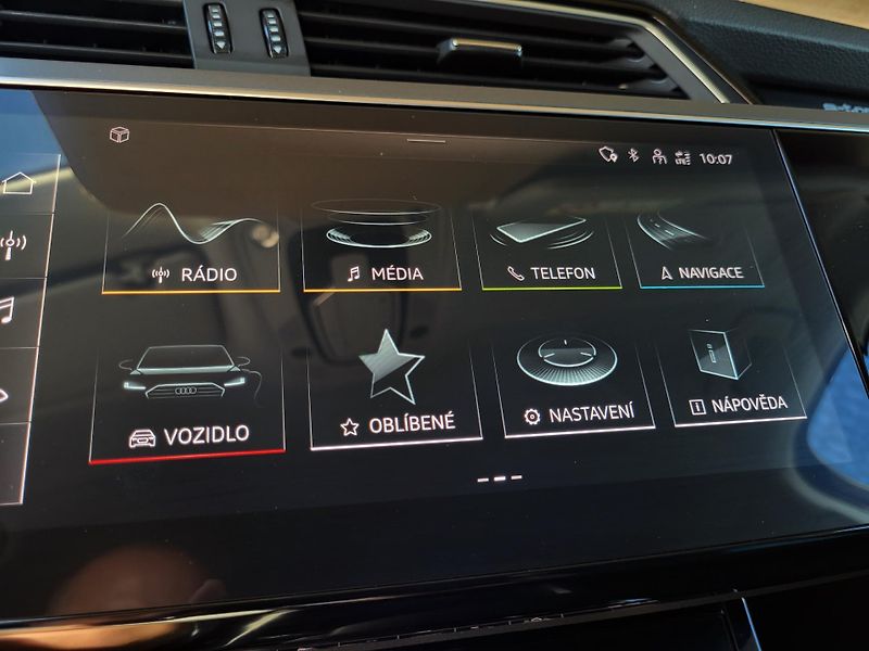 Audi e-tron 55 Quattro 300kW ČR 1.majitel - fotka 15 z 50