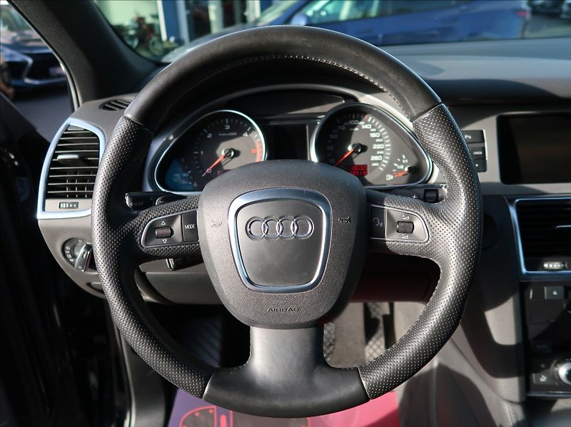 Audi Q7 3,0 TDi,176kW,NovéČR,7míst - fotka 15 z 31