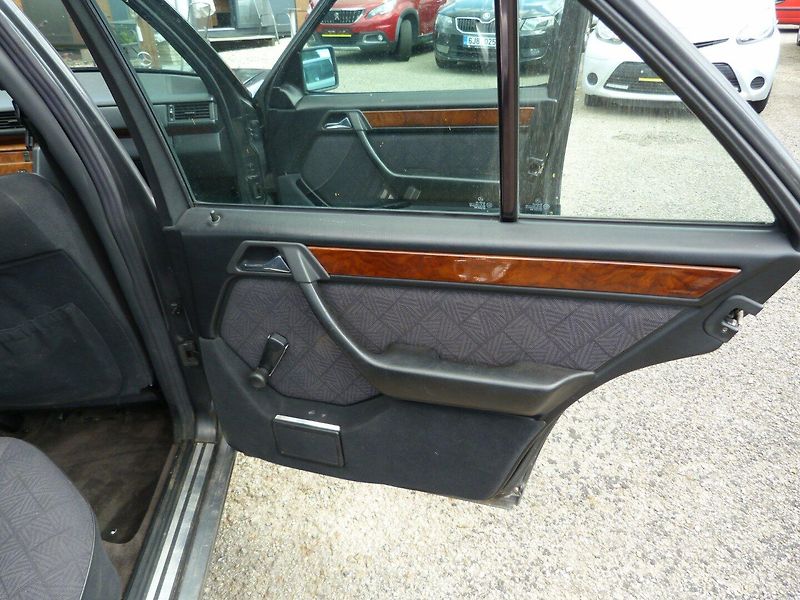 Mercedes-Benz 124 250 D - fotka 19 z 29