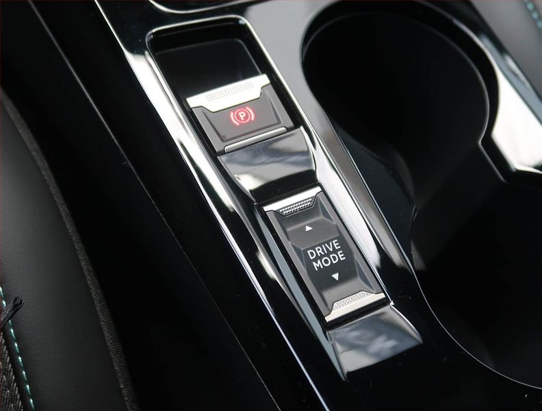 Peugeot 2008 (2023) 1.2 PureTech - fotka 20 z 25