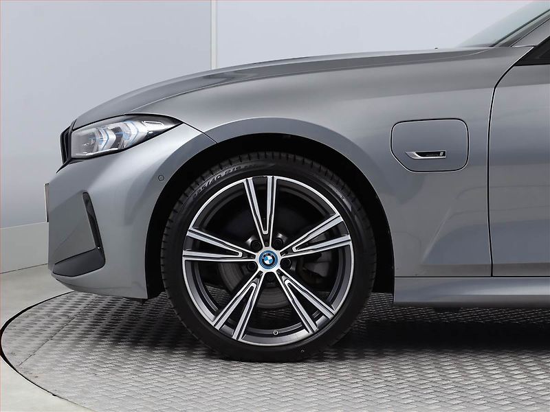 BMW Řada 3 (2022) M Sport 330 e xDrive - fotka 13 z 25