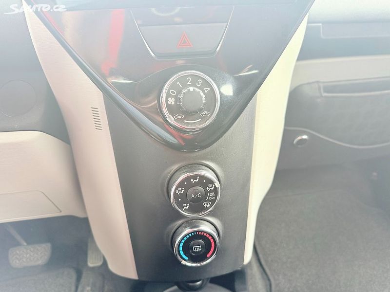 Toyota iQ 1.0 automat - fotka 16 z 22