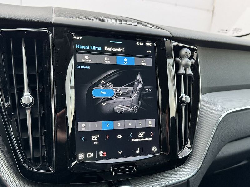 Volvo XC60 PLUS DARK B4 AWD 145kW - fotka 23 z 33