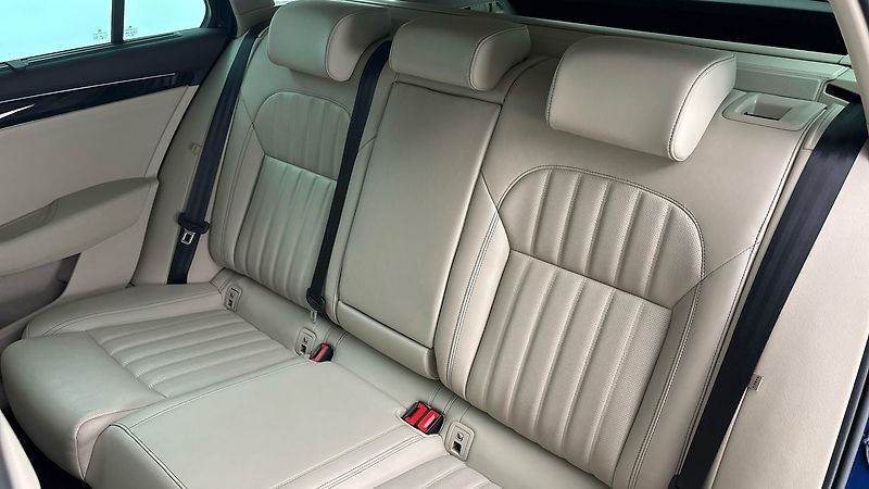 Škoda Superb 1.5 TSI DSG L&K Combi - fotka 16 z 33