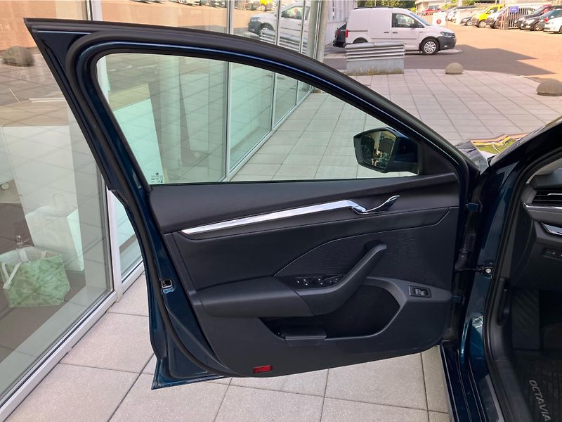Škoda Octavia 2.0TDi 110kW STYLE PLUS 4x4 DS - fotka 22 z 30