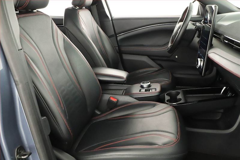 Ford Mustang Mach-E (2021) Standard Range AWD, SoH 95% - fotka 7 z 21