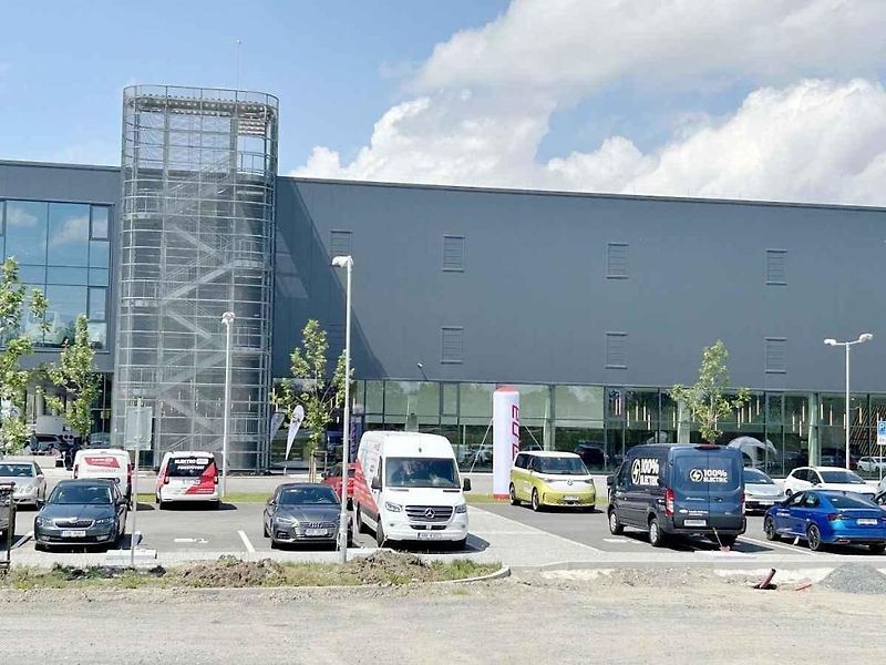 Nedaleko Poděbrad začíná fungovat největší autosalon ojetých aut v Evropě