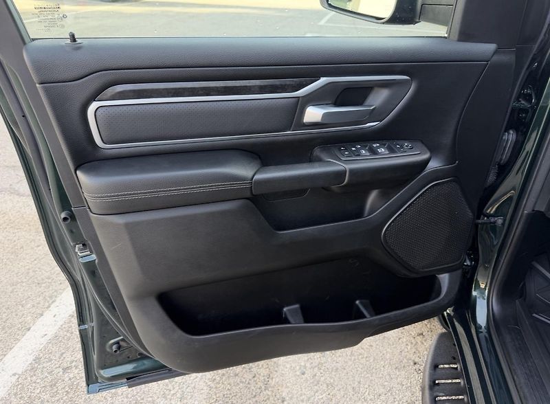 Dodge RAM (2022) +SERRANO GREEN+LOOK26+HEMI+ - fotka 15 z 24