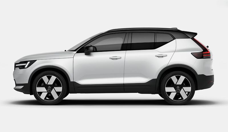 Volvo XC40 (2026) B4 ULTRA DARK AUT - fotka 2 z 13