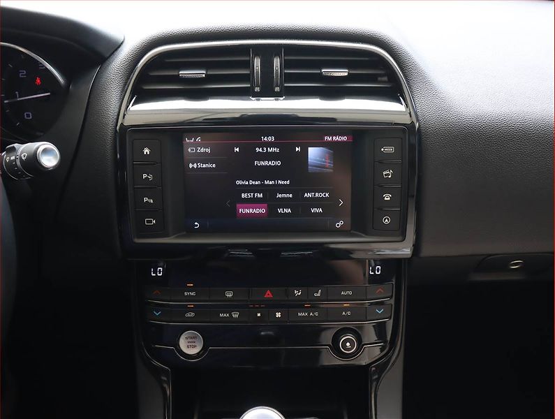 Jaguar XE (2015) E-Performance, Navi, Xenony - fotka 12 z 21