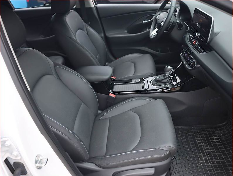 Hyundai i30 (2025) Premium 1.5 T-GDI MHEV 48V - fotka 9 z 19