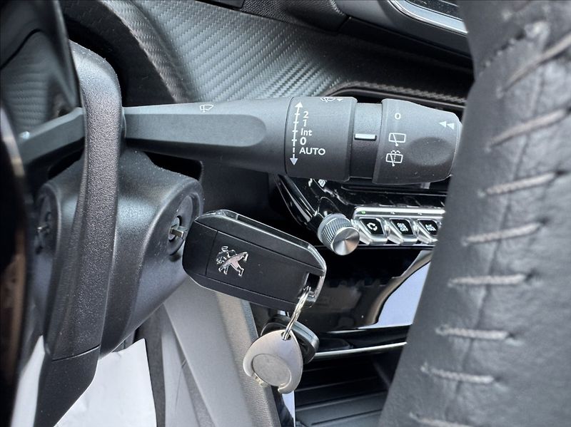 Peugeot 2008 1,2 i ALLURE DPH 1.maj původČR - fotka 29 z 50