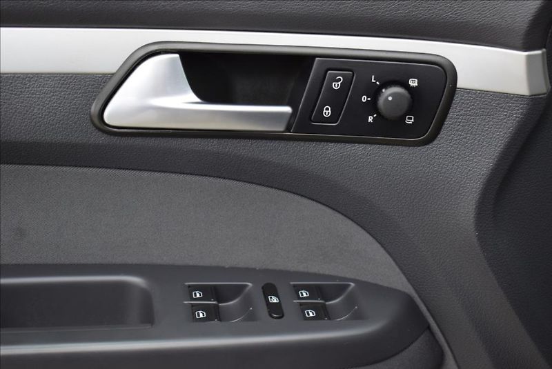 Volkswagen Touran 1,6 TDi, 7-míst,NAVI,1.maj., - fotka 26 z 29