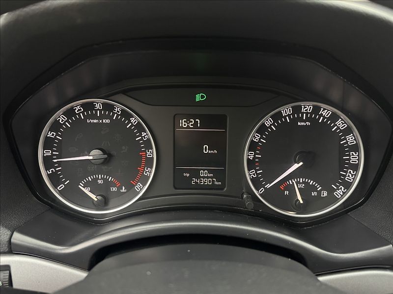 Škoda Octavia 2,0 103kW DPH 2X SADY KOL ČR - fotka 10 z 25