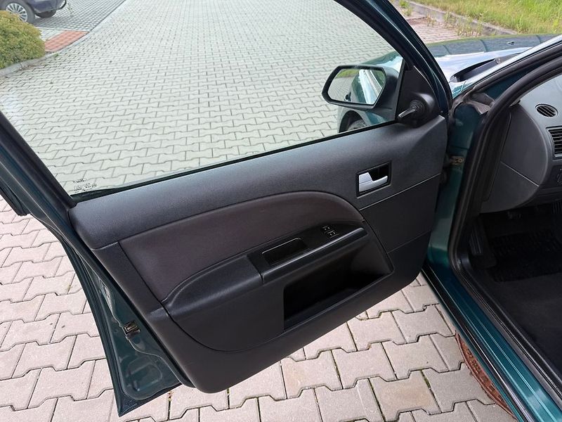 Ford Mondeo (2002) - fotka 2 z 33
