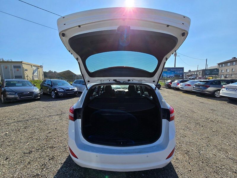 Hyundai i30 (2016) 1.6 CRDi ,nové CZ ,serviska - fotka 16 z 24