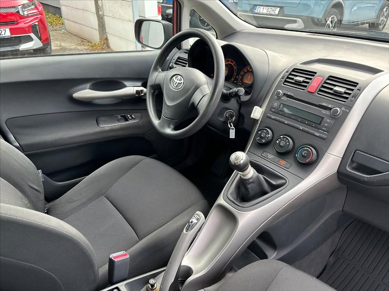 Toyota Auris 1,3 VVT-i  CZ alu kola - fotka 12 z 17