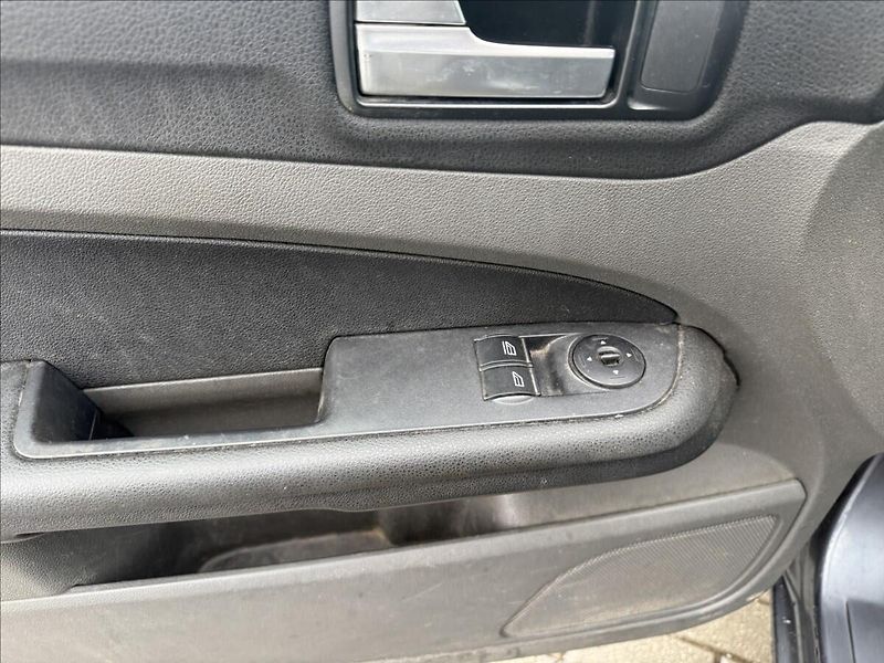 Ford Focus 1,6 i 16V 74kw Klima Tažné 2sa - fotka 18 z 20