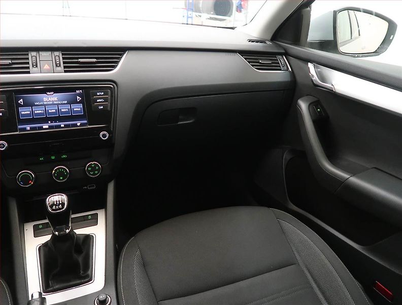 Toyota Yaris (2023) 1.5 VVT-i - fotka 8 z 19