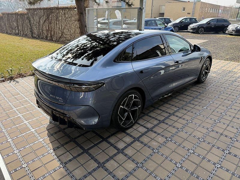 BYD Seal Excellence 82,5 kWh AWD - fotka 35 z 37
