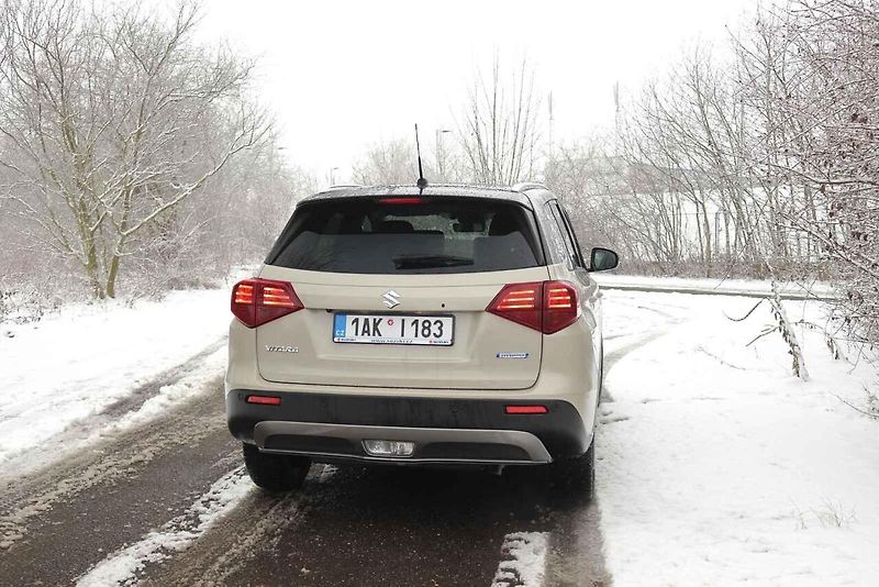 Suzuki Vitara je malé, ale schopné SUV. Prvky ze staré školy budou pro leckoho výhodou.