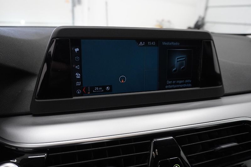 BMW Řada 5 (2018) 520D TOURING STEPTRONIC - fotka 16 z 27