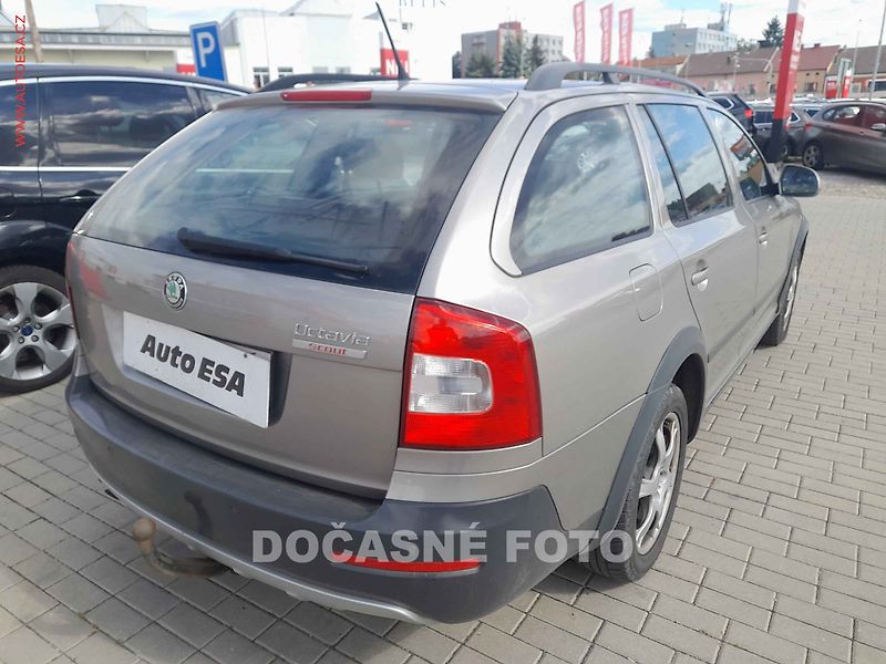 Škoda Octavia (2011) 2.0 TDi 4x4, 1.maj, AC - fotka 2 z 3