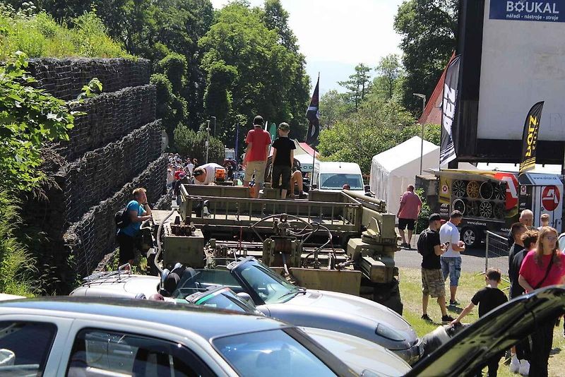 Vyprošťovací tank VT-55 na 10. srazu historických vozidel v Litvínově byl neustále v obležení.