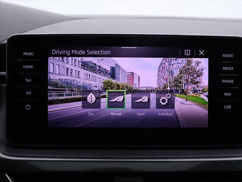 Škoda Kamiq 1,0 TSI DSG Style Sport Virtua - fotka 24 z 35
