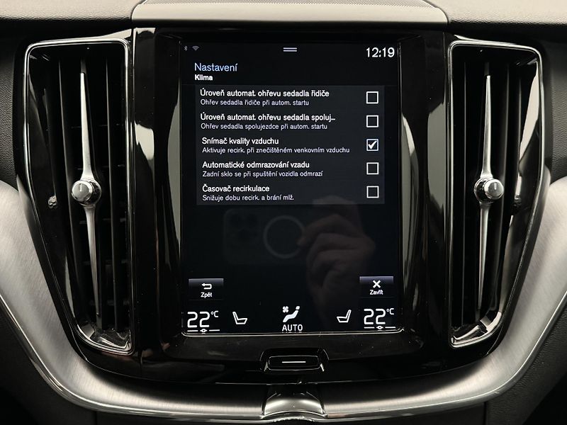 Volvo XC60 B4 AWD MOMENTUM PRO AUT CZ - fotka 31 z 37