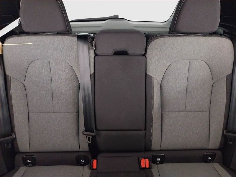 Volvo XC40 (2025) B3 - fotka 10 z 22