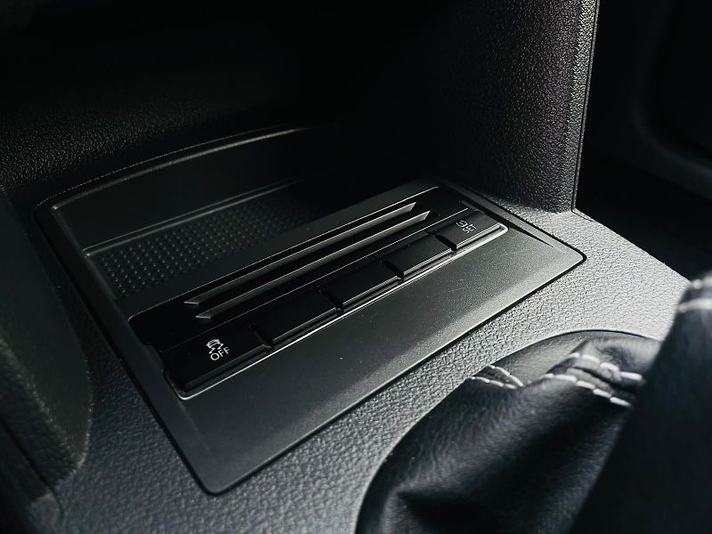 Volkswagen Touran 1.4TSI VÝHŘEV SENZORY SERVISKA - fotka 43 z 45