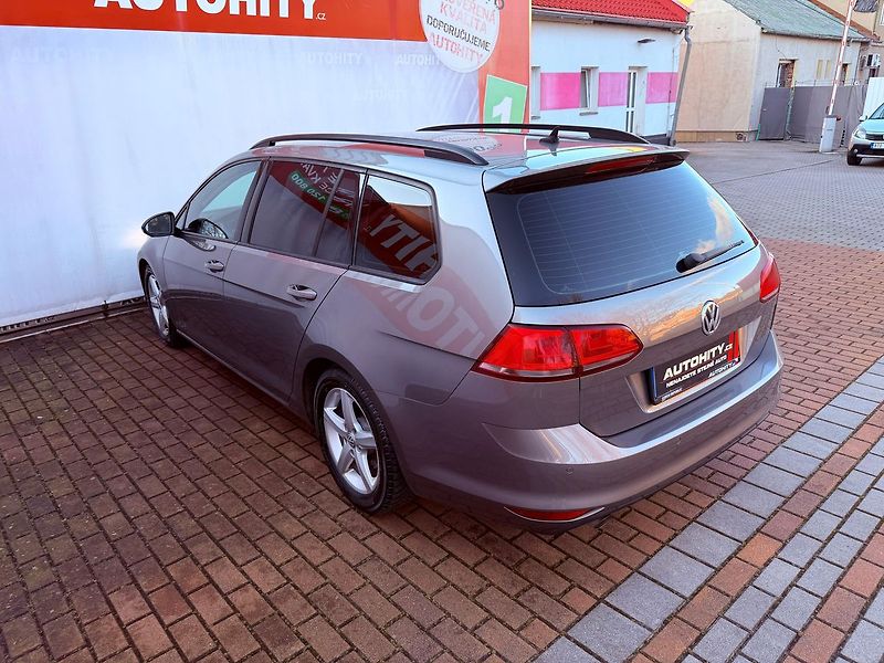 Volkswagen Golf 1.6 TDi DSG Highline, Navi - fotka 8 z 28