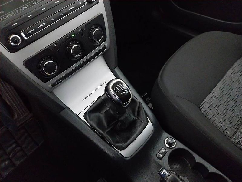 Škoda Octavia (2012) Ambition 2.0 TDI, Tempomat - fotka 13 z 15
