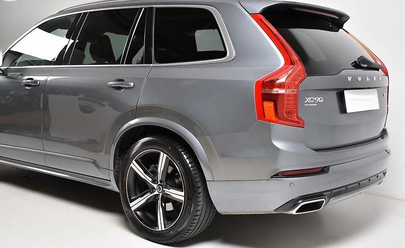 Volvo XC90 (2019) Volvo XC90 R-Design AWD | B&W  - fotka 4 z 31