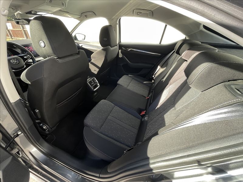Škoda Octavia 2,0 TDI DSG Style Plus ACC - fotka 17 z 24