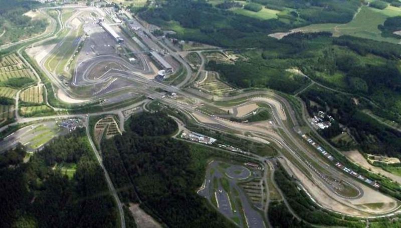 Pro vyznavače vůně spáleného benzínu a fanouška motorsportu není na světě nic lepšího než se pohybovat v prostředí kolem závodní dráhy. Projděte se TOP 10 těch nejlepších závodních okruhů světa.