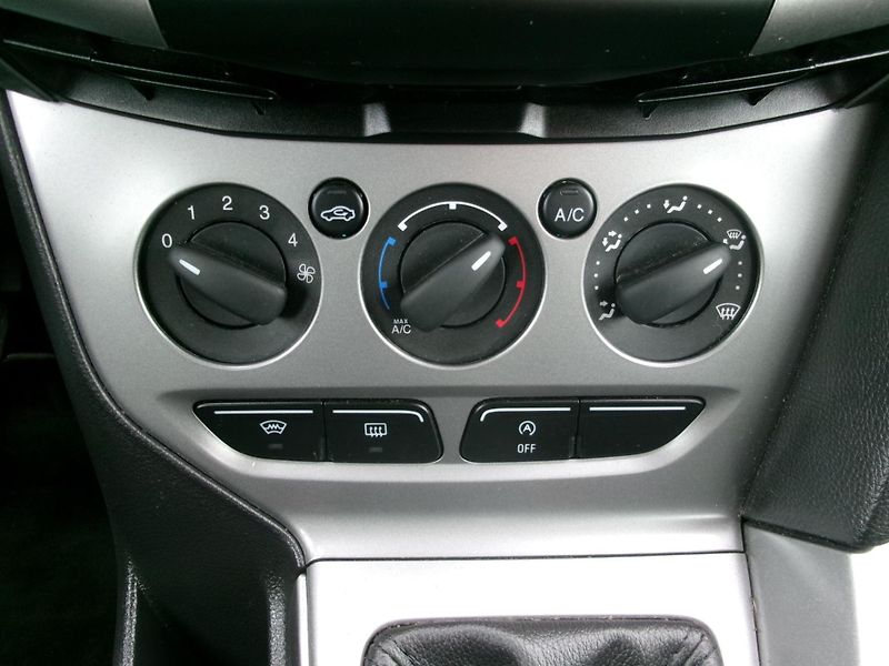 Ford Focus 1,0 ECOBOOST AC ROZVODY - fotka 19 z 28