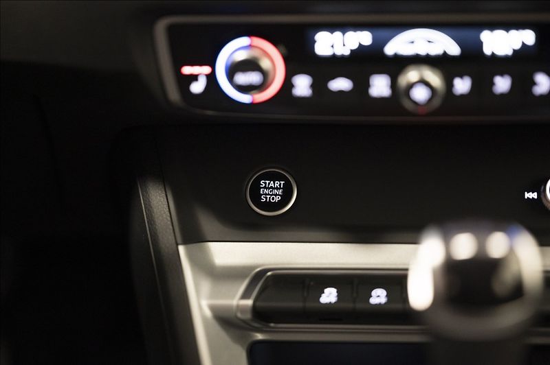 Audi Q3 1,5 35 TFSI S-LINE NAVI VÝHŘEV - fotka 24 z 37