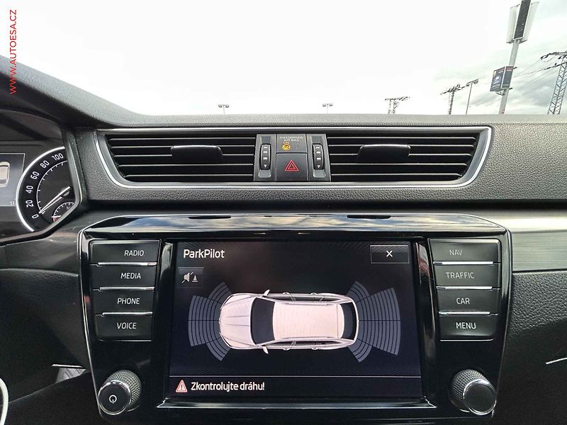 Škoda Superb (2016) 1.6 TDi, AC, výhřev sed. - fotka 17 z 19