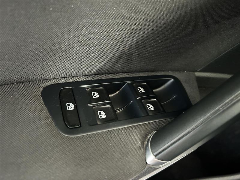 Volkswagen Golf 1,4   TSI 92kW,ALLSTAR,SERVISK - fotka 8 z 28