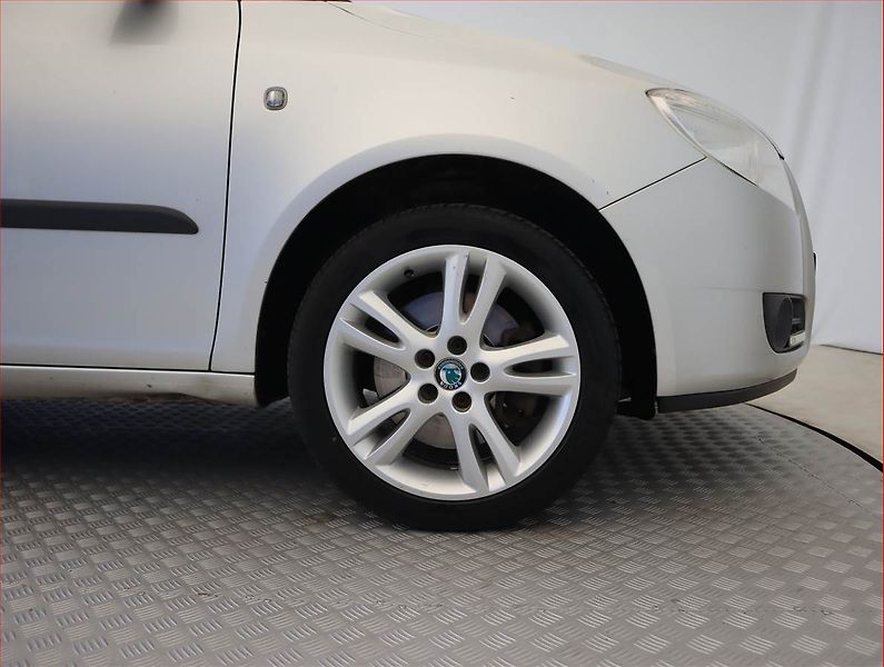 Škoda Roomster (2007) 1.6 16V, Park. senzory - fotka 15 z 16