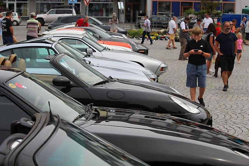 Z 22. Letního Porsche srazu na náměstí Jana Žižky z Trocnova v Čáslavi.