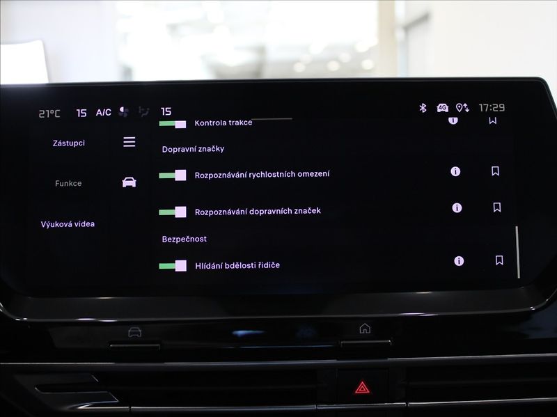 Citroën C5 X 1,6 PT 133kW Shine Paměť 31tkm - fotka 16 z 27