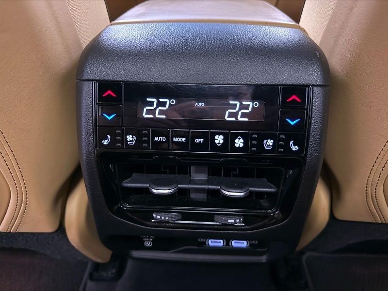Jeep Grand Cherokee (2022) 5,7 V8 357k 4x4 AT8 ZF SUMMIT - fotka 25 z 28