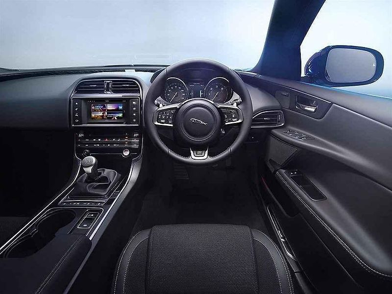 Jaguar XE.