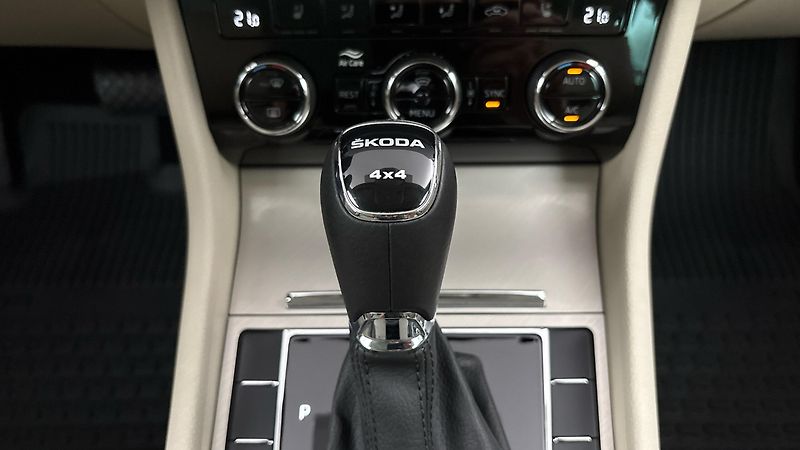Škoda Superb 2.0 TDI DSG 4x4 L&K - fotka 28 z 33