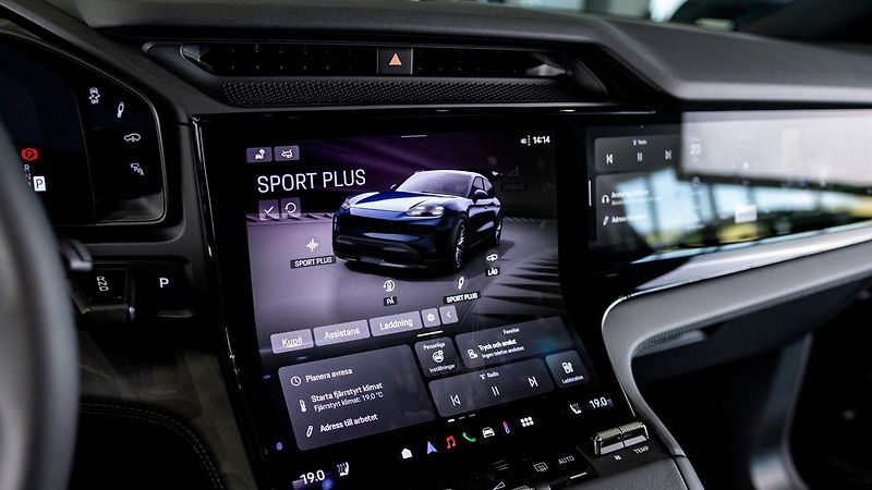 Porsche Cayenne Electric HuD Pano Display spol - fotka 15 z 18